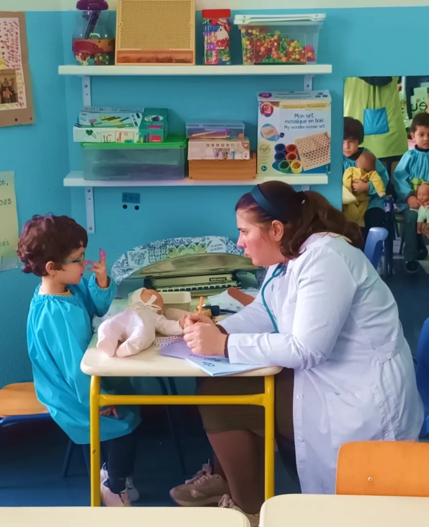 Projeto Curricular Explorar Profissoes: o Enfermeiro, na Sala Azul