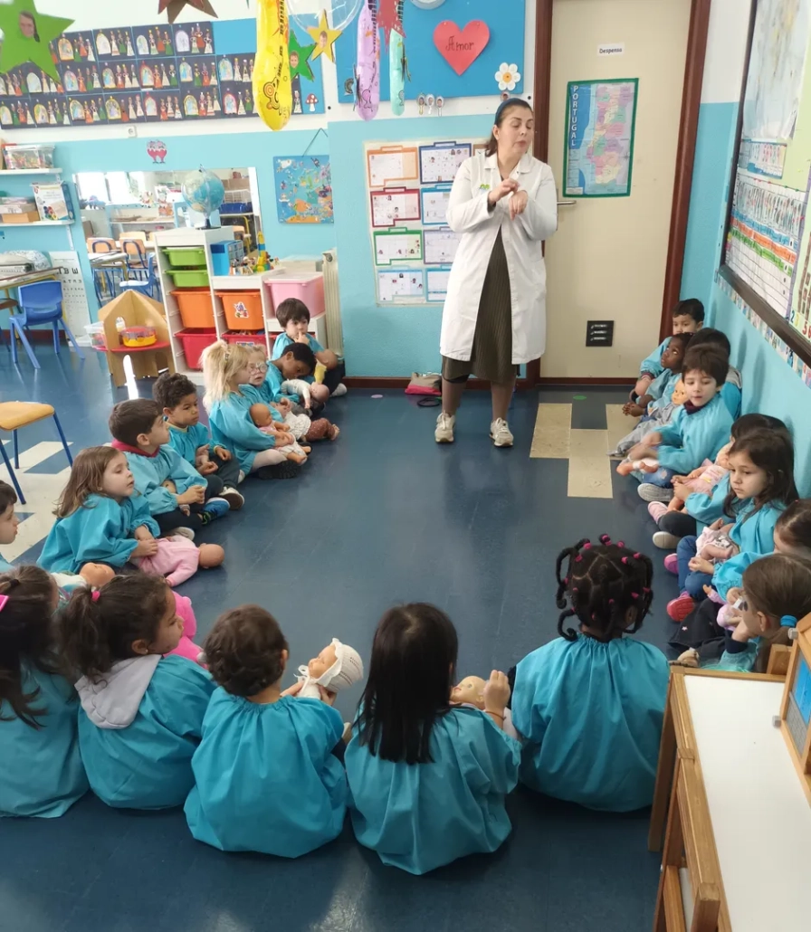 Projeto Curricular Explorar Profissoes: o Enfermeiro, na Sala Azul